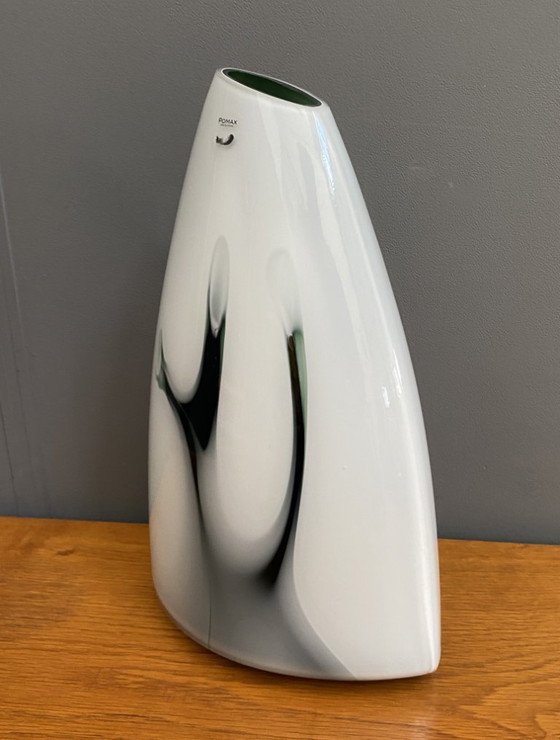Image 1 of Witte en groene glazen vaas uit de Pomax Hom-collectie