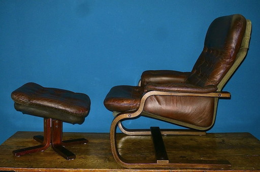 Sillón voladizo y otomana de mediados de siglo, Noruega, década de 1960
