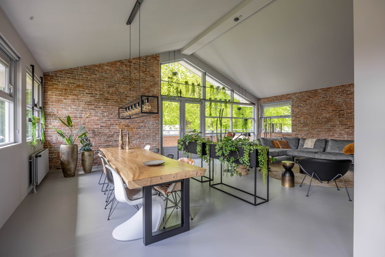 Image 1 of 2 separadores de ambientes de metal visto negro con bolsas impermeables para plantas.