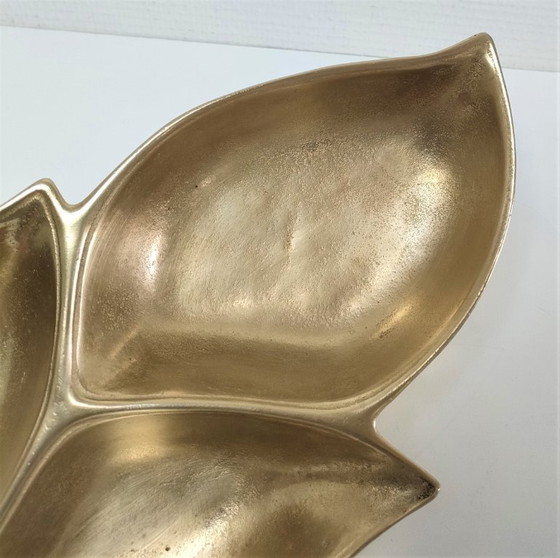 Image 1 of grote vintage bladvormige messing zaklepel