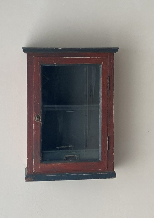 Wandschrank mit Glasfront im Stil eines Kuriositätenkabinetts