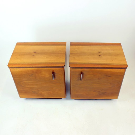 Comodini del Medioevo in noce con finitura Shelack, Cecoslovacchia 1960, Set di 2