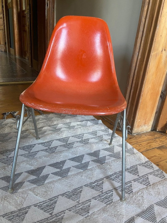 Image 1 of 2 lots de 10 chaises Eames DSS Herman Miller – fibre de verre vintage – blanc & orange – 1960s – authentiques