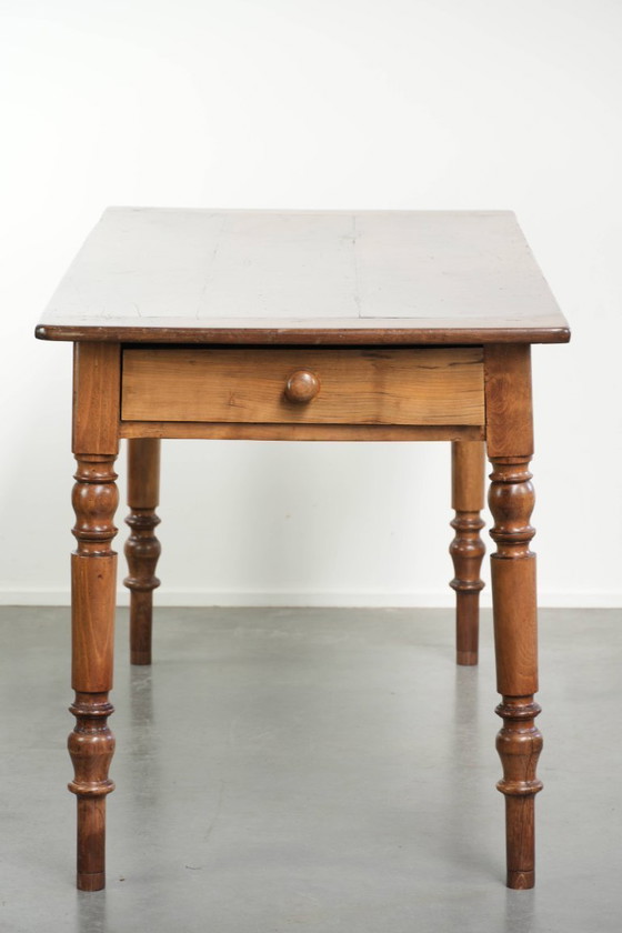 Image 1 of Tavolo da pranzo francese in legno di ciliegio del XIX secolo, antico e caratteristico, dalle dimensioni contenute.