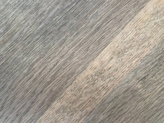Image 1 of Affascinante tavolino rotondo in rovere sbiancato con gambe tornite