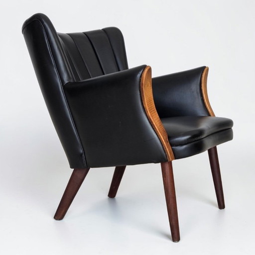 Años 70, diseño danés de Svend Skipper, sillón, modelo "Teddy", cuero artificial, madera de teca.