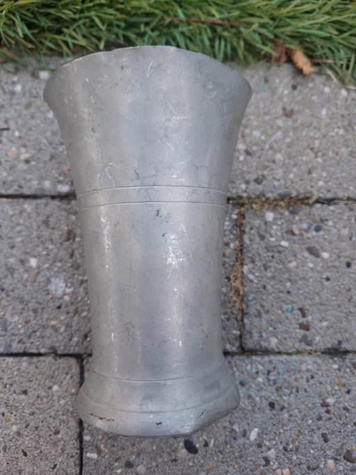 Taza antigua de peltre torneada a mano