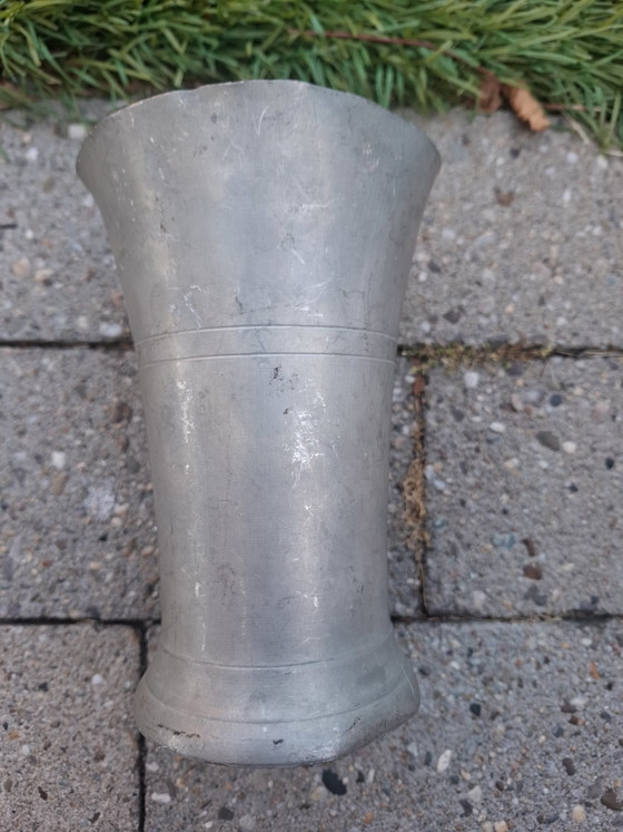 Image 1 of Taza antigua de peltre torneada a mano