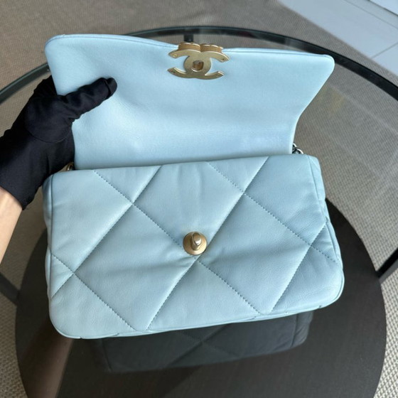 Image 1 of Borsa Chanel C19 Small 19 in pelle di capra trapuntata, azzurra, bicolore, con microchip.