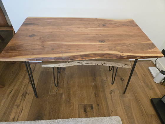 Mesa de comedor de madera con borde natural y banco a juego. – Sohome, Conjuntos de comedor, Wood (photo 2 of 6)