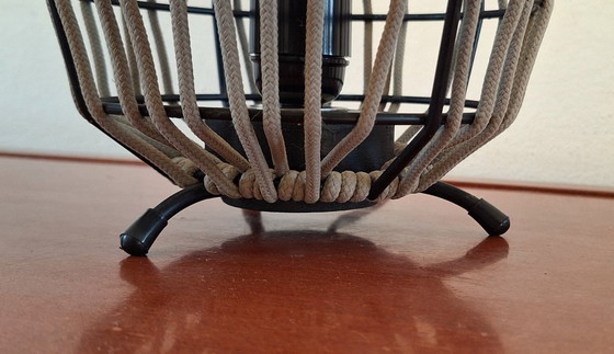 Image 1 of Lampada da tavolo, Rivisitazione, lampada da tavolo a corda, unica, in metallo a 5 anelli