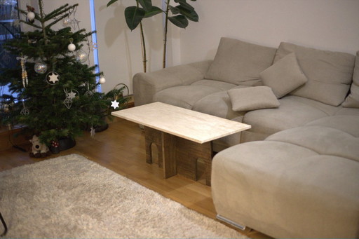 Recta salontafel van travertijn, gemaakt van natuursteen en massief eikenhout.