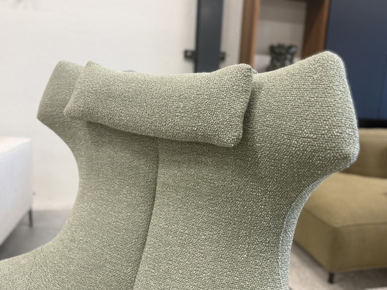 Image 1 of Poltrona Nosto con poggiapiedi in tessuto verde, modello disponibile a magazzino.
