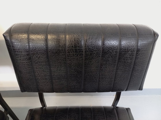 Image 1 of Set van 2 vintage modernistische loungestoelen in zwart kunstleer en metaal uit de jaren 60.