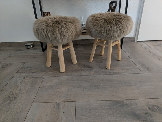 Sgabello con pelliccia di pecora – Sgabelli, Wood, Wool (photo 3 of 5)