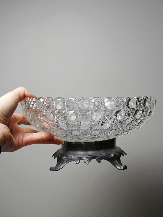 Image 1 of Bol antiguo de vidrio prensado con puntas de diamante, circa 1920-1950, sobre una base de peltre.