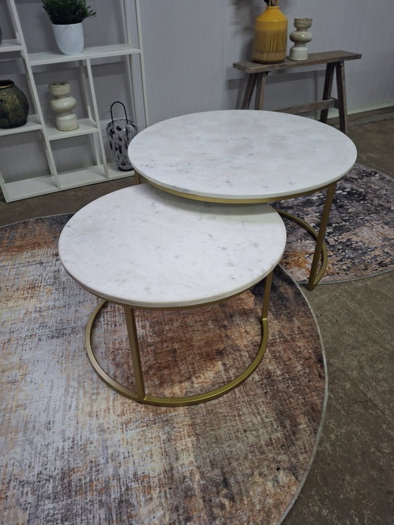 Image 1 of Salontafelset met wit marmer blad en goud metalen onderstel