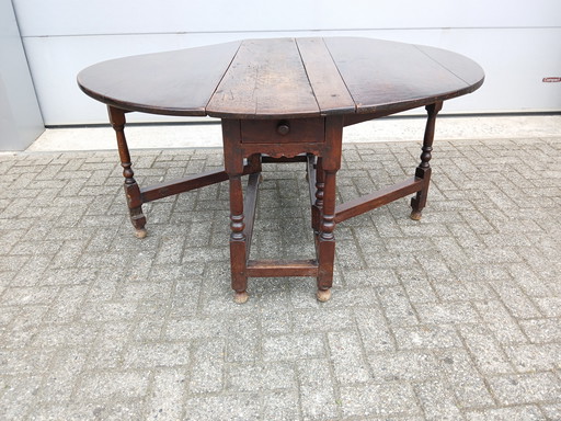 Antique English Gateleg Table from the 19th Century, Made of Solid Oak
