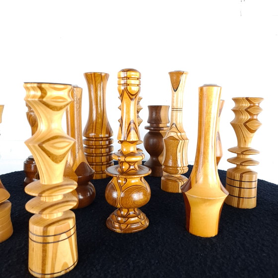 Image 1 of Set 14 vintage handgedraaide houten kandelaren en vaasjes