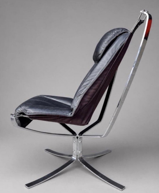 Image 1 of Sigurd Ressell – Falcon fauteuil met hoge rugleuning en voetenbank – Chroom en zwart leer – Noorwegen, ca. 1980