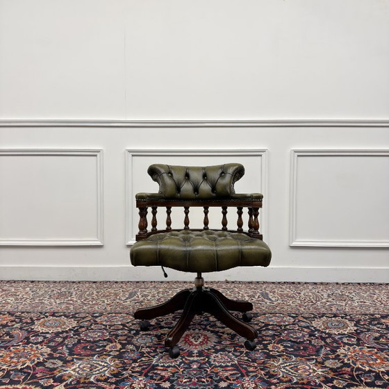 Sedia da ufficio Chesterfield classica Captain Chair Verde – Sedie da ufficio, Leather, Wood (photo 2 of 7)