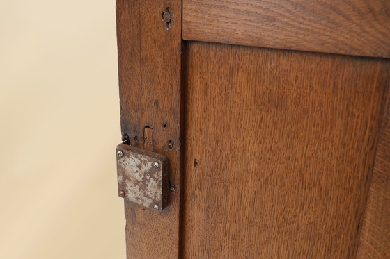 Image 1 of Armario belga de una sola puerta, tallado a mano, del siglo XVI en roble macizo.