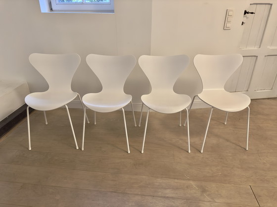 Image 1 of 4x Fritz Hansen Serie 7 Schmetterlingsstuhl Monochrom von Arne Jacobsen