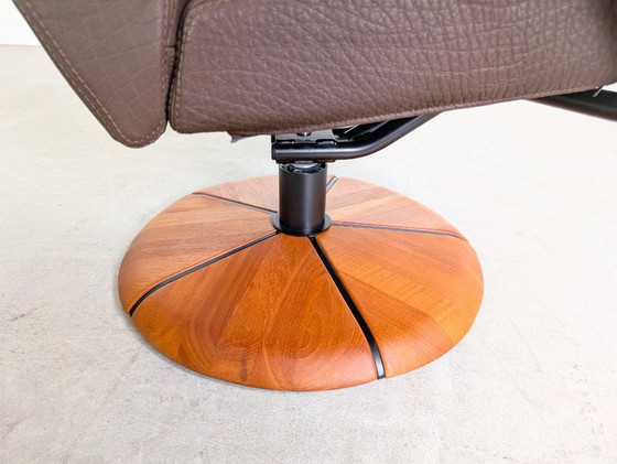 Image 1 of Sillón de teca de mediados de siglo con diseño HS de cuero y otomana danesa