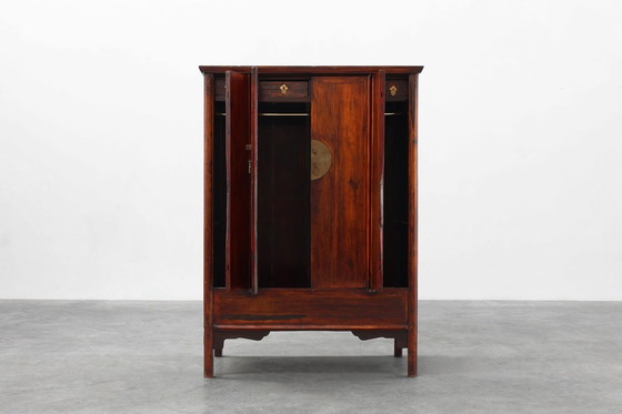 Image 1 of Großer chinesischer Hochzeits- oder Konusschrank aus Holz aus der Qing-Dynastie, 19. Jahrhundert