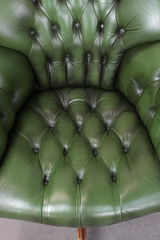 Image 1 of Grand fauteuil de bureau Chesterfield en cuir de vachette vert de style anglais, sur roulettes et à dossier haut.