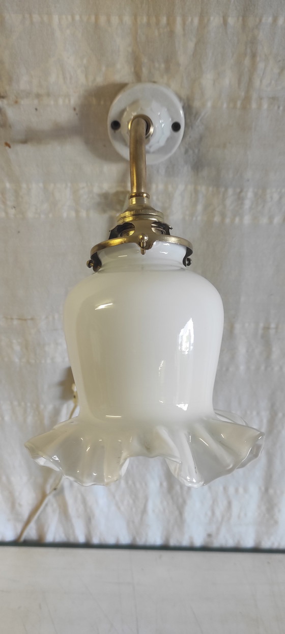 Image 1 of Wandlamp met zwanenhals van messing, porselein en opaalglas - midden 20e eeuw