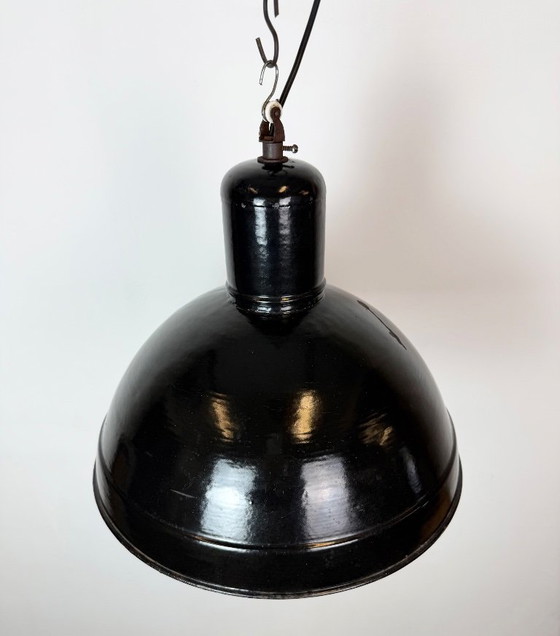 Industrial Black Enamel Factory Pendant Lamp, 1950s – Iron (photo 8 of 18)