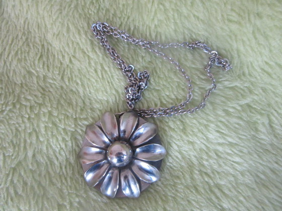 Modernist Flower Daisy Necklace Pendant with Long Chain, vintage – Decorative Objects, Metal (photo 5 of 10)
