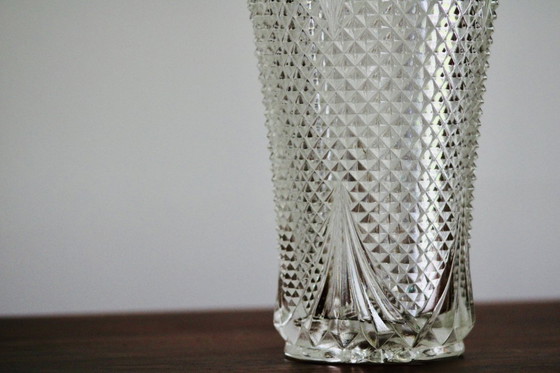 Image 1 of Grand vase en cristal taillé – motif à pointes de diamant