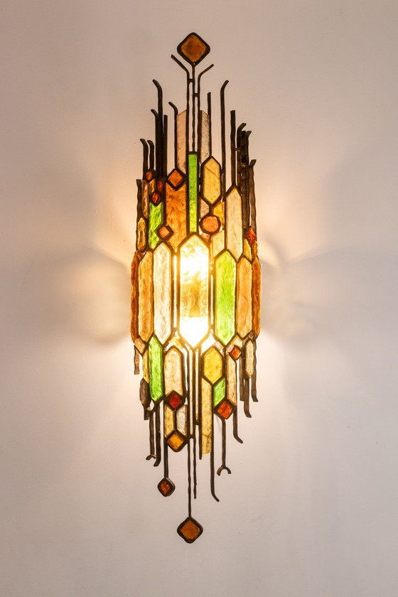 Image 1 of Lampada da parete in ferro battuto e vetro colorato. Circa 1960.