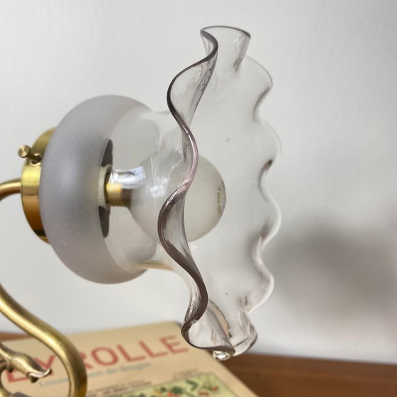 Image 1 of Aplique de cuello de cisne de latón con pantalla de tulipa de cristal