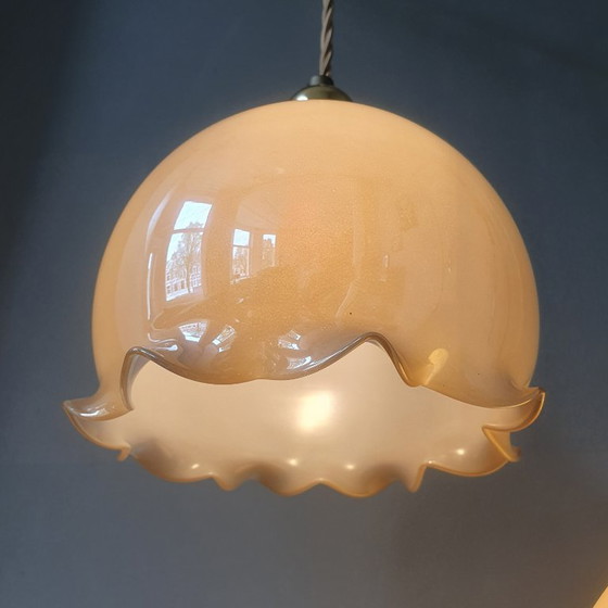 Image 1 of Ensemble vintage de lampes suspendues en opaline en forme de gobelet avec un éclat nacré.