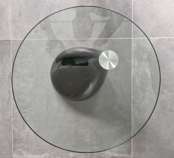 Side table, teardrop-shaped, black base with thick glass – Metal (photo 7 of 9)