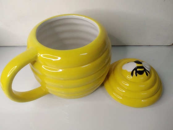 Image 1 of 4 "beehive" cups with lids + 1 "beehive" sugar bowl