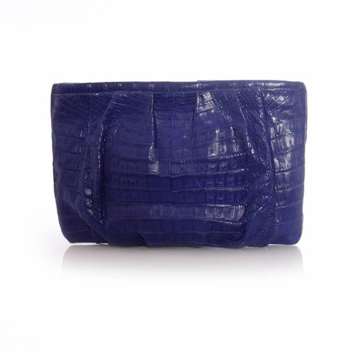 Nancy Gonzales, pochette in morbida pelle di coccodrillo color blu cobalto.