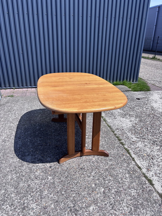 Image 1 of Vintage oak dining table extendable solid
