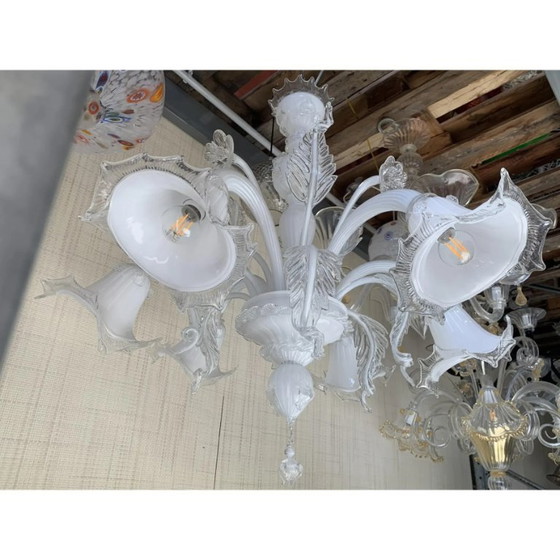 Image 1 of Lampadario in vetro veneziano in stile Murano trasparente e bianco latte con dettagli floreali e fogliacei