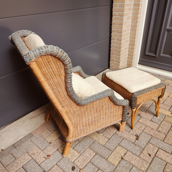 Image 1 of Poltrona lounge e poggiapiedi in rattan in stile French Grange.