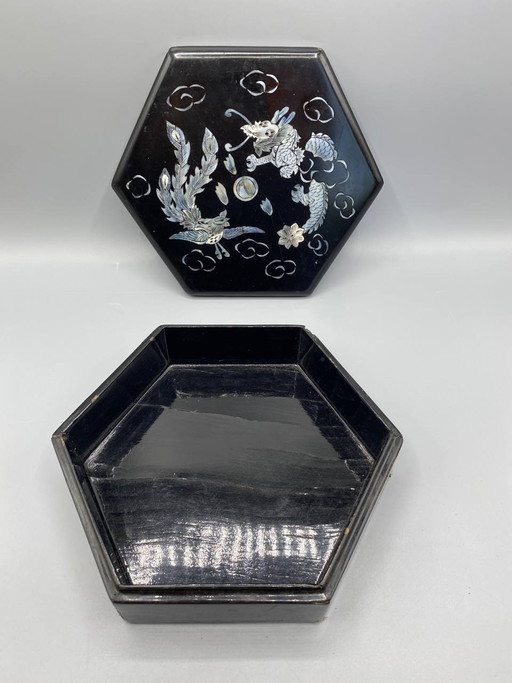 Hexagonal black lacquered box with mother-of-pearl inlay, dragon and phoenix, Far East, second half of the (photo 2 of 5)
