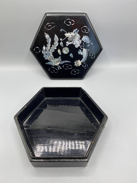 Hexagonal black lacquered box with mother-of-pearl inlay, dragon and phoenix, Far East, second half of the (photo 2 of 5)