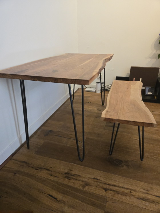 Mesa de comedor de madera con borde natural y banco a juego. – Sohome, Conjuntos de comedor, Wood (photo 4 of 6)