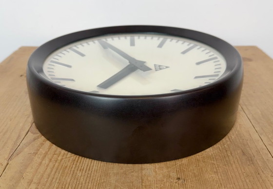 Industrial Bakelite Factory Wall Clock from Pragotron, 1960s – Glass, Plastic (photo 14 of 16)