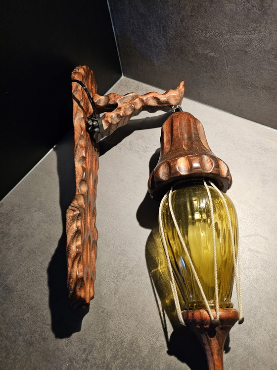 Image 1 of Lampade da parete spagnole vintage in legno, con vetro ambrato