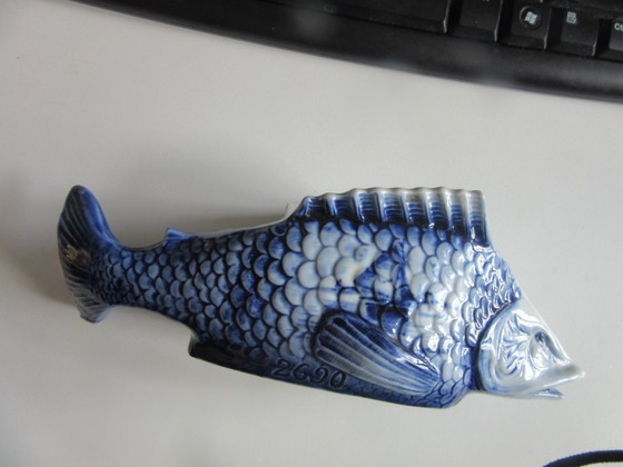 Image 1 of Oud Delfts keramisch beeldje van een blauw-witte vis, decoratief object, vintage