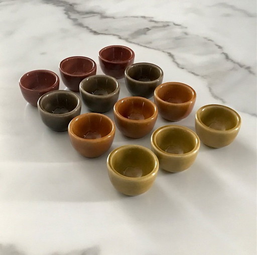 Set mit 12 kleinen Kerzenhaltern aus mehrfarbiger Keramik